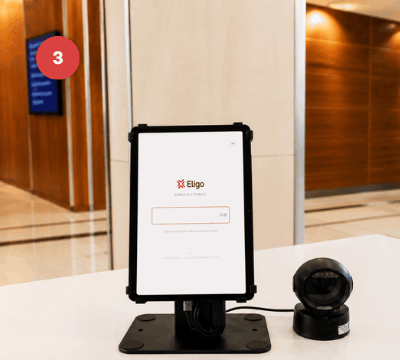 Tablet instalada en una estación de votación con lector de código QR.